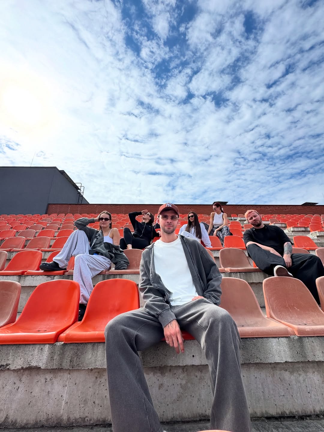 Макс Барских показал, как стильно носить самый трендовый цвет осени (фото)